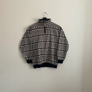 Vintage Quarter-Zip - Vintage Quarter-Zip i mycket bra skick, storleken är L men passar dock mindre, hänvisa till modellen som är 180cm
