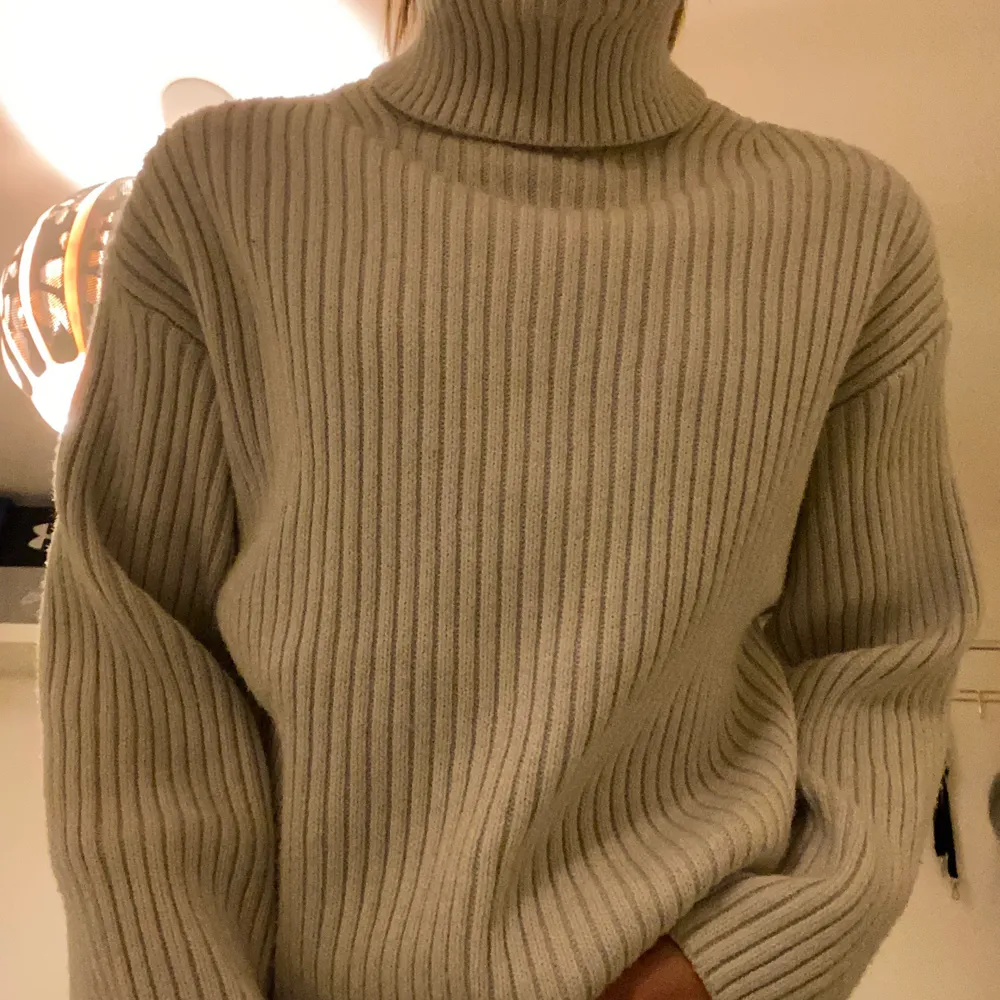 Super fin beige stickad tröja med polokrage från H&M. Kommer tyvärr inte till användning längre och den är i super bra skick då den endast är använd ca 2 gånger. Storlek XS men skulle säga att den passar XS-M. Köparen står för frakten💕. Stickat.