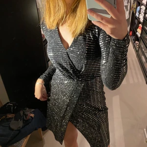 Glittrig klänning  - En superfin klänning från Hm som har slits där nere⭐️ frakt tillkommer 💕