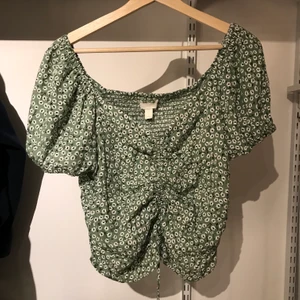Grön topp - Sommrig topp/blus från H&M. Säljer då den är för stor, skriv för fler bilder💕 Köparen står för frakten. 