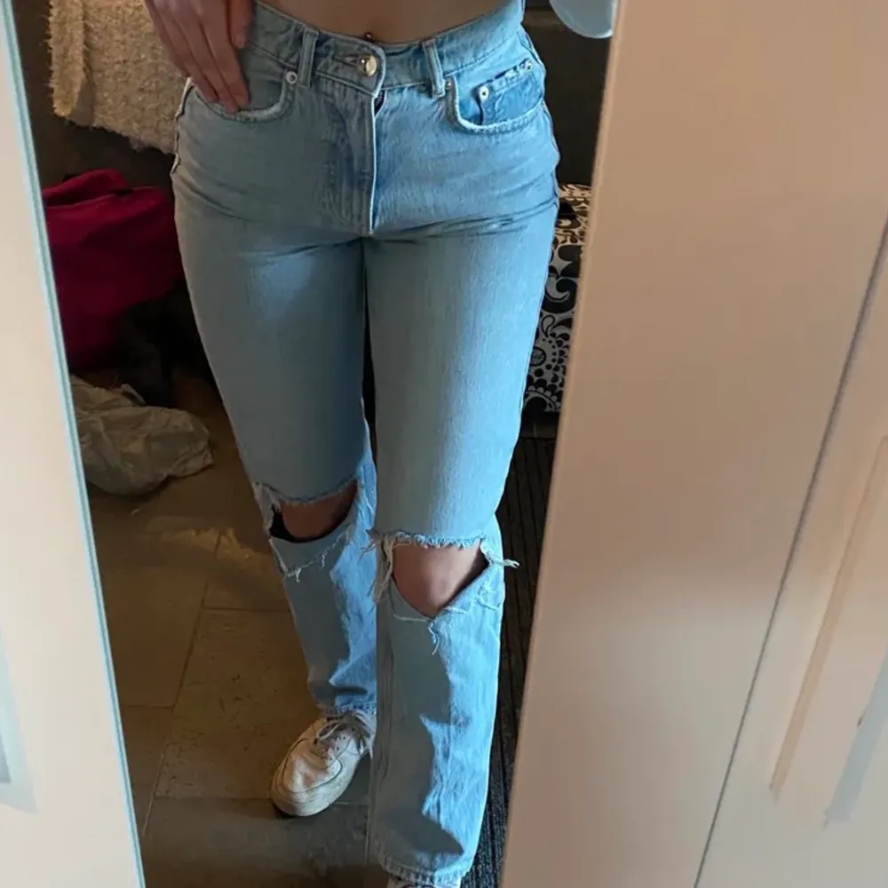 Hej! Söker ett par sådana jeans! Har du ett par såna eller liknade kontakta mig o skicka bild! Gärna till ett rimligt pris. Skulle behöva i storlek: XS/XXS☺️. Jeans & Byxor.
