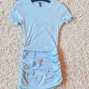 Klänning - En super fin himmelsblå sommarklänning🤍 aldrig använd, du betalar frakten✨