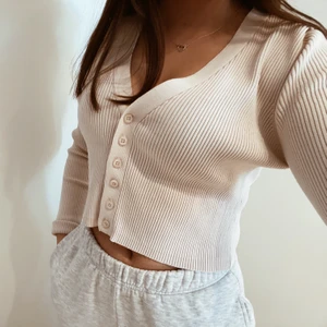 Topp Zara - Superfin långärmad topp från Zara superfint skick som nästan aldrig är använd. Kommer starta en budgivning som avslutas Lördag 20:00. Med utgångspriset 150kr eftersom den är som ny! FRAKTEN INGÅR EJ I PRISET DU BUDAR UTAN KOMMER TILL KOMMER EFTER❗️Kommentera för frågor och skriv för fler bilder💕Pris går alltid att diskutera men frakten ingår ej!🦋