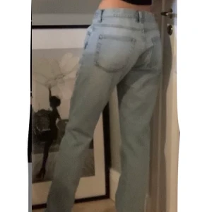 Baggy jeans  - Säljer dessa blåtvättade baggy jeans från weekday! Lågmidjade och långa i benen. Modellen heter sunday och sitter baggy och bra på mig som vanligtvus har 36! 🌟