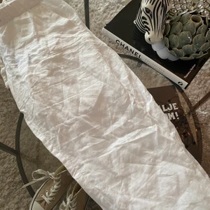 Linnebyxor  - Linnebyxor från Mango, väldigt fint nu till våren och sommaren🤍🤍🤍