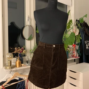 Söt brun manchesterkjol från Monki - Oanvänd brun, kort kjol från Monki. Storlek 36🥰 