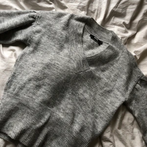 Stickad tröja  - Knappt använd i storlek S, säljer pågrund av att den inte kommer till användning.