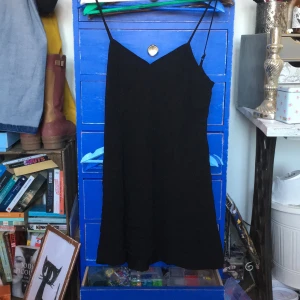 Söt klänning - En liten klänning från HM, aldrig använd! Står ej storlek men skulle säga S/M