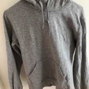 Grå hoodie - Helt vanlig grå hoodie! Priset kan definitivt disskuteras 🤍🤍