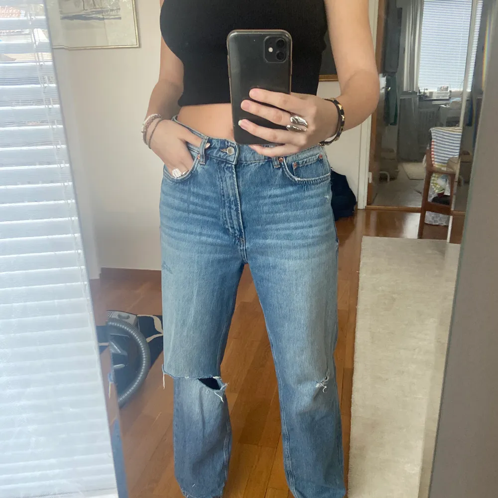 Så snygga lågmidjade zara jeans med hål på knäna! Det är storlek 38 vilket gör dom lite baggy på mig som vanligtvis är en 36/liten 38 som är as najs. Buda 💕💕🌸 . Jeans & Byxor.