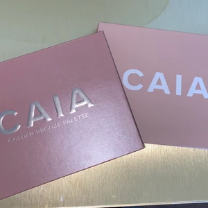 Smink, ögonskugga  - Säljer nu mina två ögonskuggspaletter från Caia. Dom är endast använda 3-4gånger. Det är fina färger. Ny pris för en är 575kr. Säljer båda för 450kr och en för 225kr. 