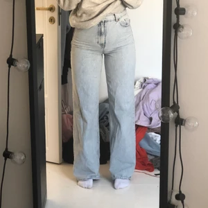High rise wide leg jeans 💜 - Super snygga jeans från zara i strl 38! Sitter som en smäck på mig som är vanligtvis 38 men de är på gränsen för små och använder inte de så därför säljer jag de. Jag är 173 cm o de går ned hela vägen i längden, super nice! 💜 frakt står köparen för. Vid flera intresserade inleder jag budgivning, snabb affär 250kr exklusive frakt🥰