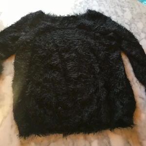 Esmara stl 40-42 M - Fin mysig tröja från esmara i stl M. Stretchig och ”lurvigt” material, det finns inga defekter på tröjan heller. 