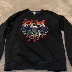 Svart kenzo tröja med regnbågstryck - En unik kenzo tröja med regnbågsfärgat tryck. Används inte längre och därför säljer jag den. Köpt i Marbella för 2 år sen. Buda från 500 eller köp direkt för 550kr. Köparen står för frakt!