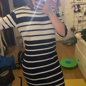 Randig ribbad klänning - Klänningen är i storlek M och går på mig till mitten på vaden (jag är 167 lång och har normalt storlek s). Klänningen är helt oanvänd och har därför även prislappen kvar. En väldigt skön sommar klänning i övrigt😁