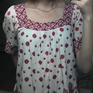 Jättefin topp - En jääättefin blus i vitt och rött mönster❤️❤️