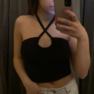 Svart topp - Säljer även toppen i svart. Den är aldrig använd och köpt av Design_bylow. I storlek s och man kan ha den på två olika sätt💕 säljer även samma i vit. Om fler är intresserade blir det budgivning 