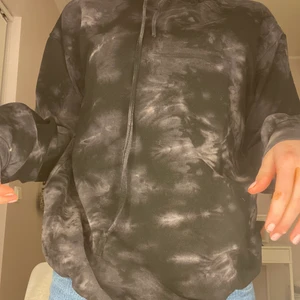 Svart Tie die hoodie - En super fin tie die hoodie köpt från boohoo och endast använt ett få antal gånger. Den är super bekväm och trendig!