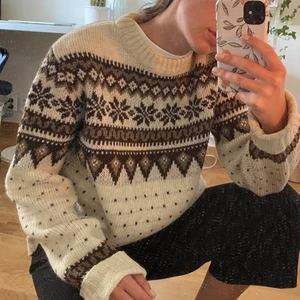Stickad ulltröja  - Säljer en underbar stickad ulltröja i färgerna brun och naturvit! Köpt i vintagebutik för några år sedan.Tyvärr har den inte kommit till användning så många gånger och säljer den därför. Det står ingen storlek i tröjan men skulle säga S-M. Materialet är 70% ull och 30% akryl så den är supervarm och go. Det finns ett litet hål i tröjans nederkant men det är ingenting som märks och som enkelt kan lagas. Frakt tillkommer. Skriv om du undrar något eller vill ha fler bilder 🥰