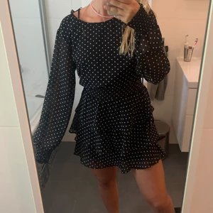 Söt prickig klänning - Säljer denna nästan aldrig använda klänning från Gina tricot. Storlek 34 (jag är 164, passar mig perfekt)