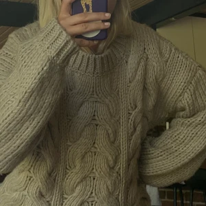 Beige stickad tröja  - Superskön stickad tröja som passar perfekt nu på sena sommarkvällar