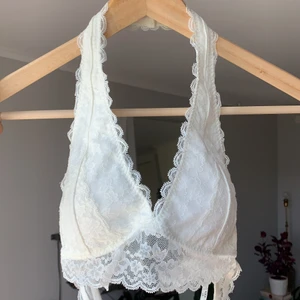 Vit bralette - Vit bralette med inlägg köpt på hollister. Köparen står för frakt på 45 kr!