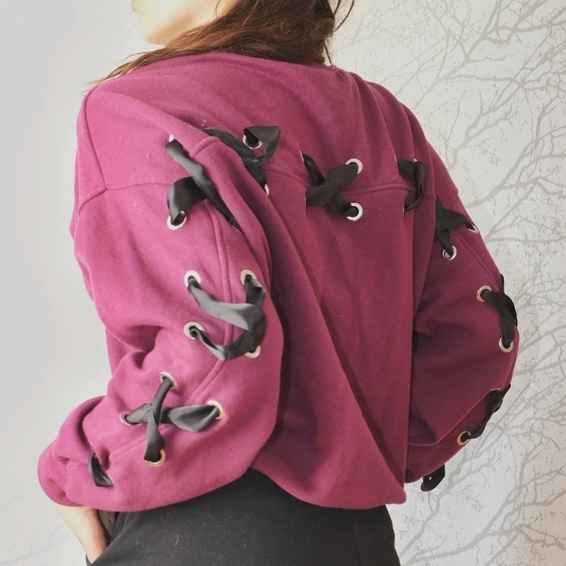 Cool tröja med detaljer i rygg och armar - 90