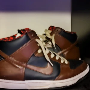 Costom nike dunk high - Nike dunk high umbrella som jag har målat med angelus läder färg. Knappt creasade 