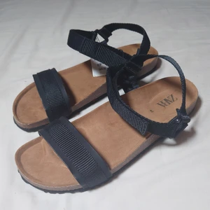 Herrsandaler - Helt nya och oanvända herrsandaler i storlek 44. Nypris 349kr🍀