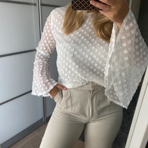 En blus från Mirelle - En super fin oanvänd sommarblus från Mirelle i ett tunt tyg med många fina detaljer. Strl M men är väldigt liten i storleken så skulle säga att den även passar S. 