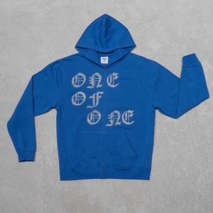 One of one hoodie 💙 - Väldigt snygg och trendig hoodie från One of one med dragkedja. 💙 Slutsåld, går inte att få tag på längre. Skitsnygg som oversized, passar därför alla storlekar upp till XL. (Jag har S i tröjor vanligtvis). Fint skick. Bud sker privat 💙 SÅLD FÖR 2900kr. 
