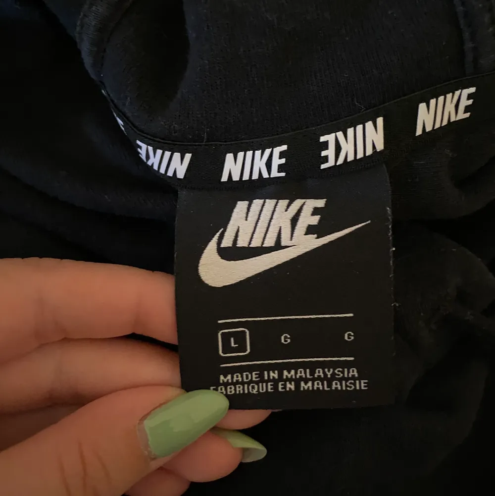 Säljer min Nike hoodie som tyvärr inte får någon användning längre, sann i storlek och lite oversized. Hoddien är i fint skick men den svarta färgen har blivigt lite tvättblekt. Buda i kommentarerna eller skriv till mig privat🤩🤩. Hoodies.