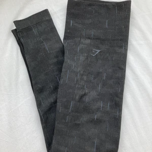 Gymshark tights - Gymshark Illumination seamless leggings i storlek XS. HELT SLUTSÅLDA på hemsidan!  Har enbart använts två ggr(dock i väldigt bra skick) och säljs pga lite för stora:( Skriv om fler frågor/bilder!!