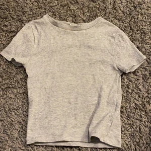 3 t-shirts - Grå tröja: storlek XS, köpt på new yorker. Vit tröja: Storlek S, köpt på new yorker. Svart tröja: storlek S, köpt på new yorker. 