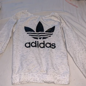 En vit adidas tröja  - En vit adidas tröja i vit och i storlek Sx men folk som har s kan oxå använda