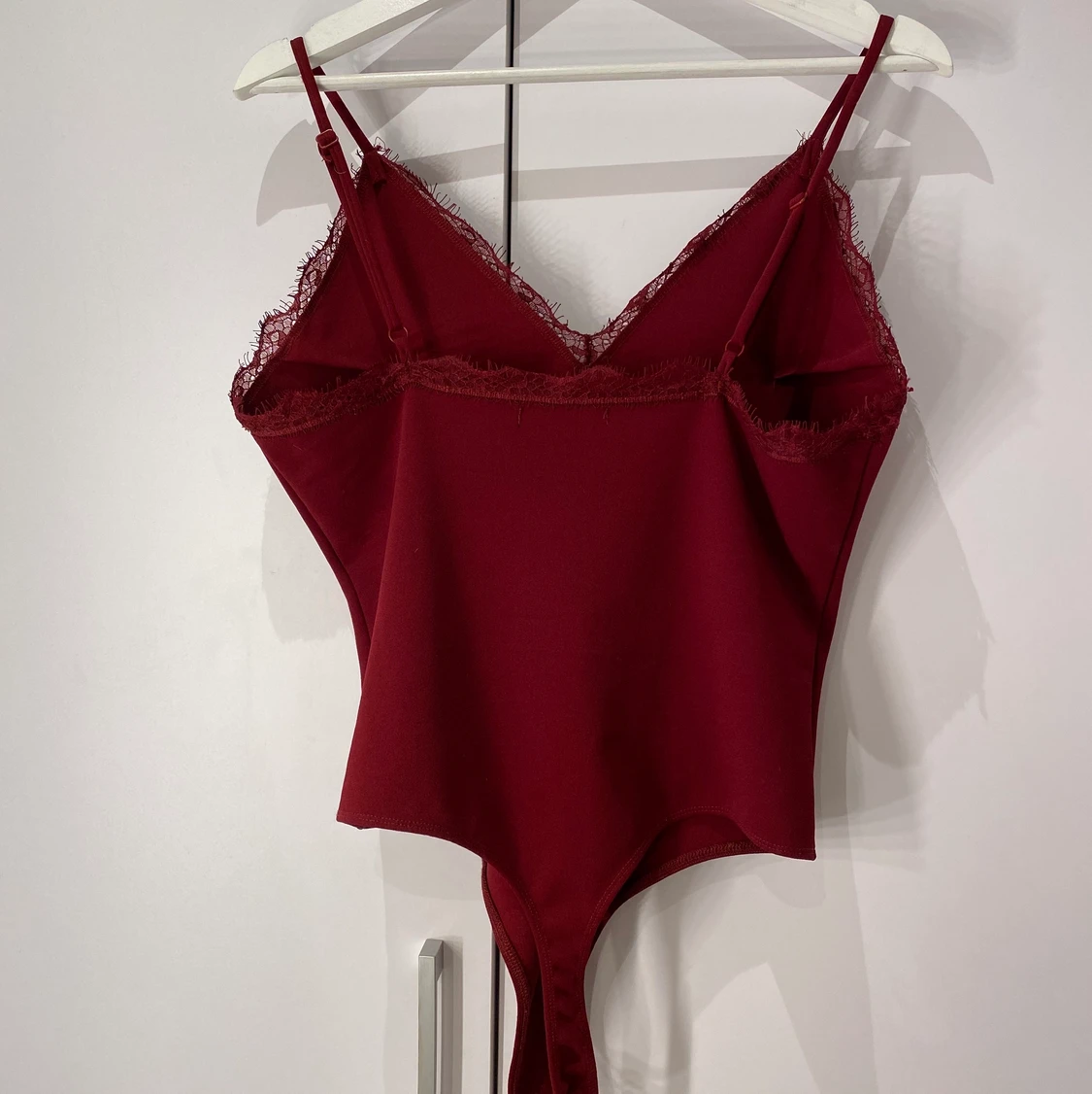 Vinröd bodysuit med spets - 90