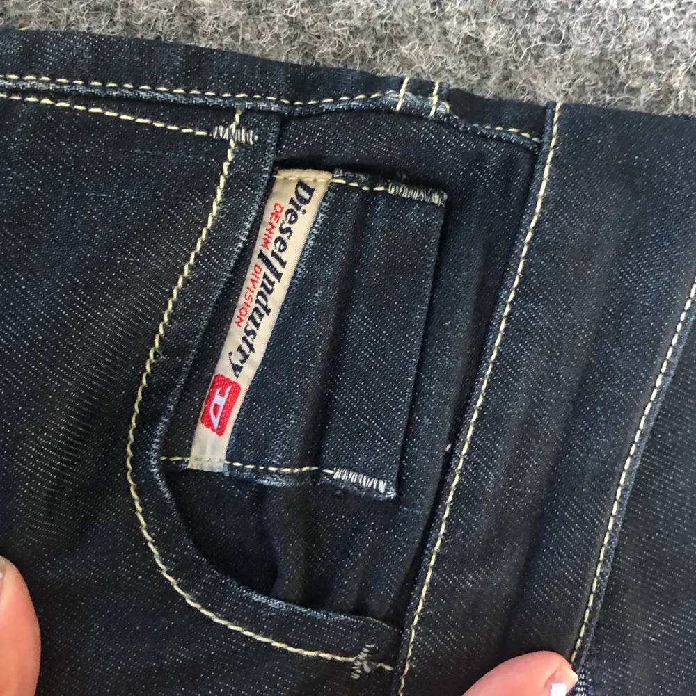 Helt nya diesel jeans. Tyvärr för små för mig. Lågmidjade och rak modell.. Jeans & Byxor.