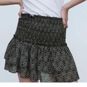 Kjol - Säljer denna kjol från Zara! Minns inte vad den är köpt för tyvär men den är använd cirka 2-3 gånger.✨ Säljs inte längre. 