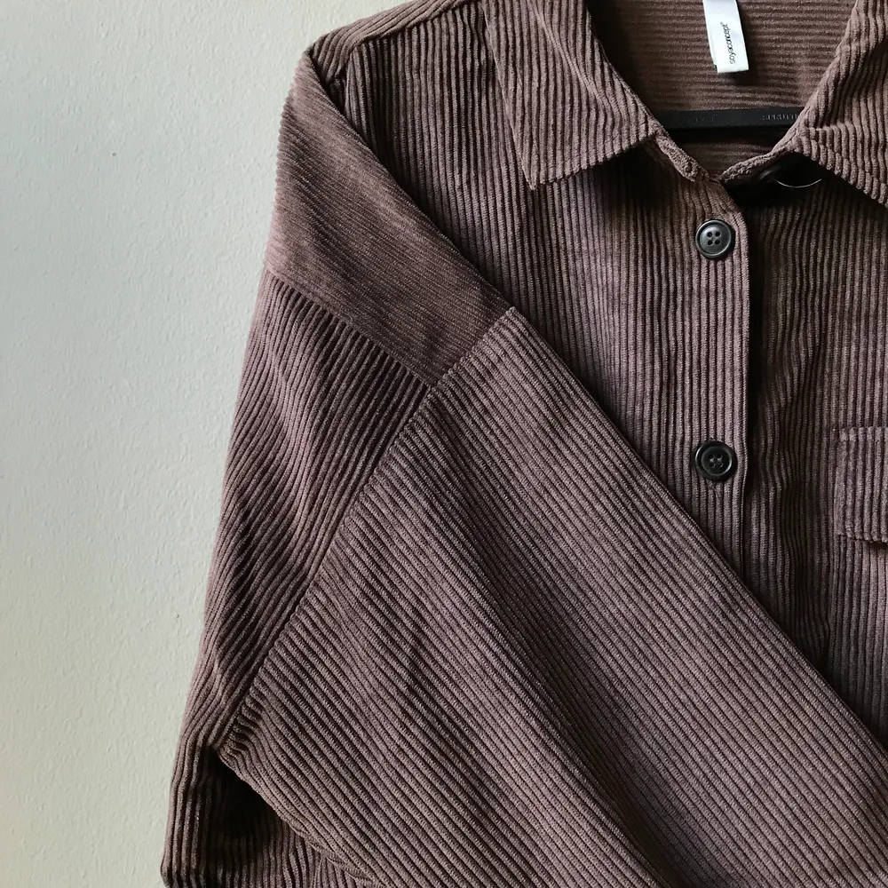 Jättefin brun manchesterskjorta ifrån SoyaConcept. Storleksmärkt xl, tycker den sitter fint på mindre också. Lätt och följsam. Testad 2 gånger så den är som ny.  . Skjortor.