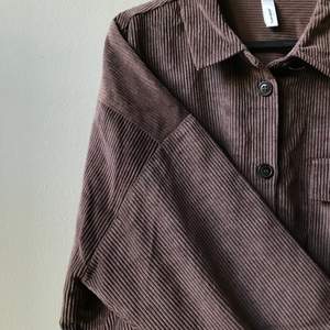 Jättefin brun manchesterskjorta ifrån SoyaConcept. Storleksmärkt xl, tycker den sitter fint på mindre också. Lätt och följsam. Testad 2 gånger så den är som ny.  