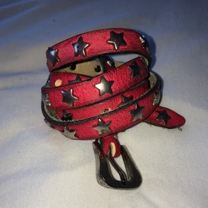 Stjärnbälte  - Så fint bälte med stjärnor på. Perfekt nu till sommaren för att ge en färgklick till oitfitten 💗 priset går att förhandla vid intresse 🤗