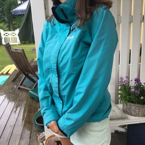 Regnjacka - Ljusblå/turkos regnjacka från 8848. Lite solblekt på ryggen och något trög dragkedja, annars väldigt välbehållen. Passar perfekt en regnig sommardag.☺️