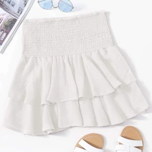 Vit kjol - Fin vit volangkjol, tyvärr är den för liten för mig. Köpare betalar för frakten