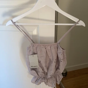 Nudefärgad Sommartopp Med Mönster - Nudefärgad sommartopp med mönster, köpt i Dubai från Oxygene för 58 AED vilket motsvarar ungefär 137 kr, helt oanvänd Storlek: S/M  Pris går att diskutera, kunden ansvarar för frakt. Släng iväg en DM vid intresse!