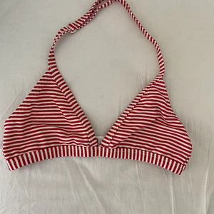 Randig bikinitopp (röd/vit) - Randig bikinitopp som är helt oanvänd ❤️ Storlek är ca XS/S (164). Köparen står för frakt.