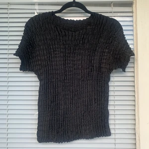 Plisserad tröja/topp - Oanvänd svart topp, one size, men upplever den som en storlek 36. 