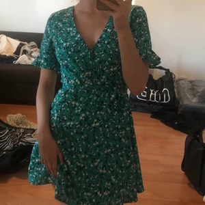 Sommarklänning - En grön klänning från Gina tricot me svartvitt blommönster. Är i nyskick💕