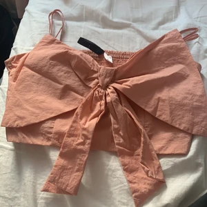 Strl 36 - Säljer rosa topp med en stor roset från hm. Säljer pga för liten.