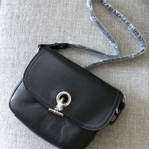 Lamarthe handväska - En äkta Lamarthe väska. Äkta koskinn/läder. Köpt för 2460kr. Helt oändvänd. Säljer den då den aldrig har kommit till användning. Priset kan diskuteras.