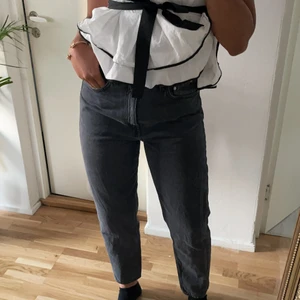 Svarta Jeans - Svarta/gråa jeans nyköpta från WEEKDAY! Hann tyvärr bara använda de en gång innan de blev alldeles för små:( De sitter perfekt vid rumpan och mer ”loose” vid änden. Jeansen är i model ”Lash”, Strl W31 L30. Jag skulle säga att den passar 38-42. Jag är 173😘😘